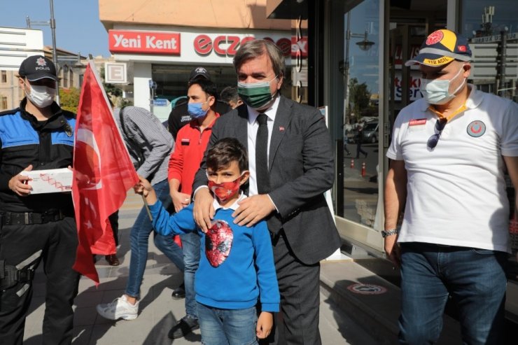 Vali kapı kapı gezip bayrak dağıttı