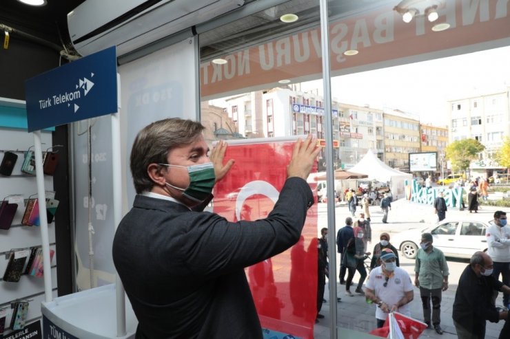 Vali kapı kapı gezip bayrak dağıttı