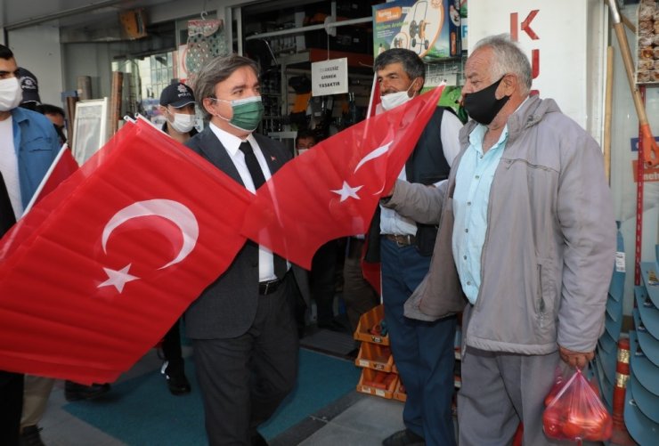 Vali kapı kapı gezip bayrak dağıttı