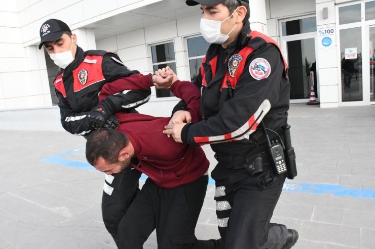 Kaçırılmak istenen kız son anda polis ekiplerince kurtarıldı