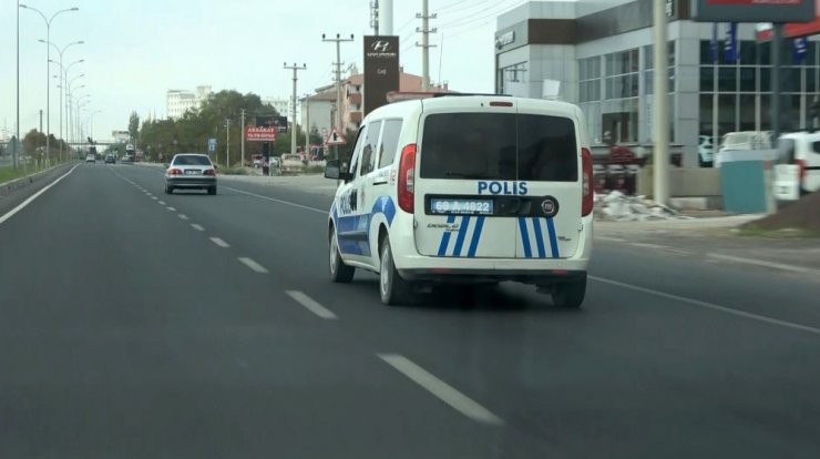 Yanlış otobüse binen öğrenciyi sınava polis yetiştirdi