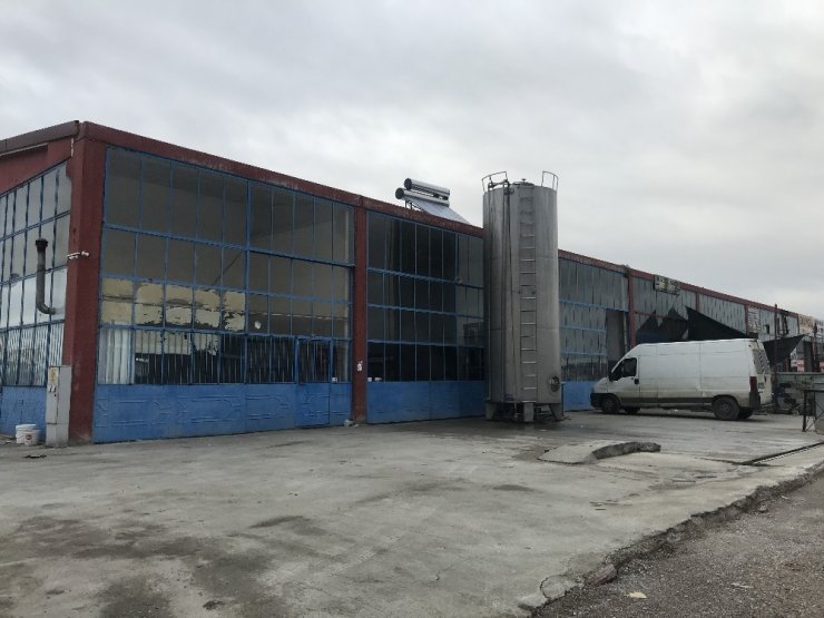Süt kazanına girip banyo yaptı