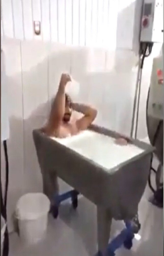 Süt kazanına girip banyo yaptı