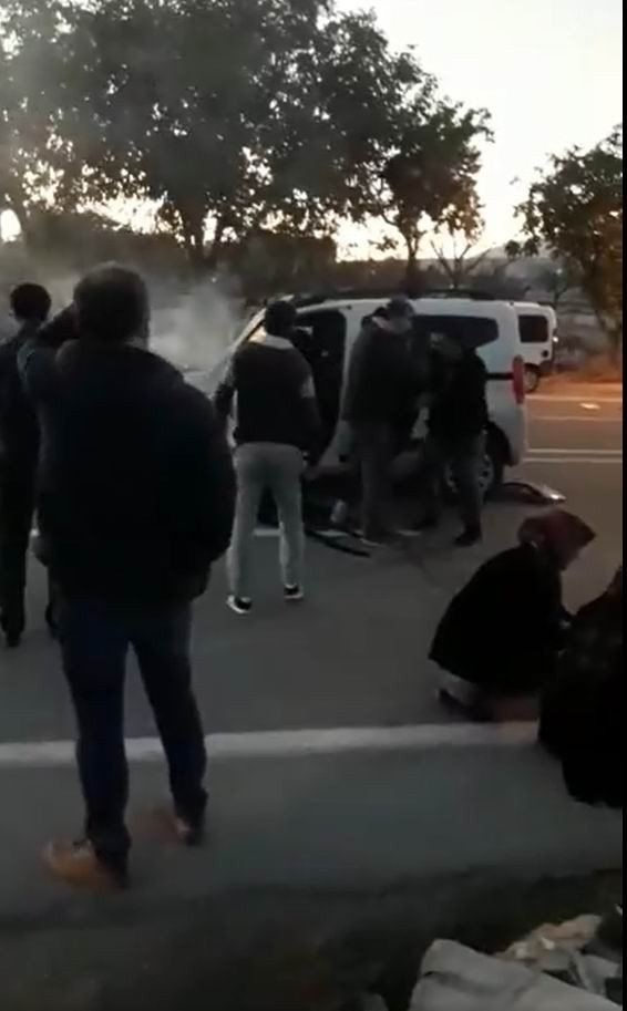 Hafif ticari araçla ile otomobil çarpıştı: 1 ölü, 3 yaralı