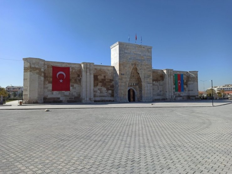 800 yıllık Sultanhanı Kervansarayına Azerbaycan bayrağı asıldı