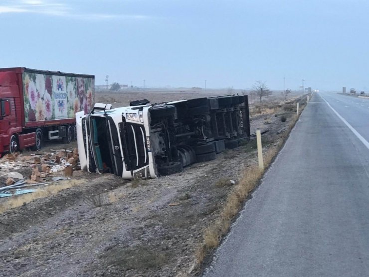 Kontrolden çıkan tır devrildi: 1 yaralı