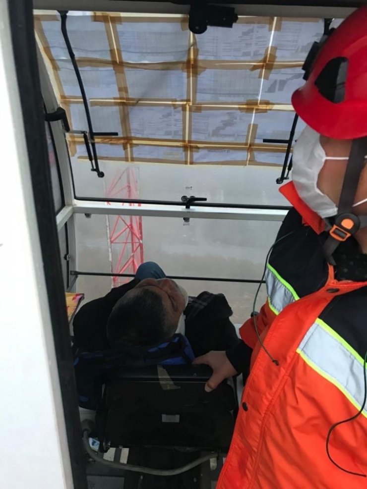 Kırılan vinçte yaralanan operatörü itfaiye kurtardı