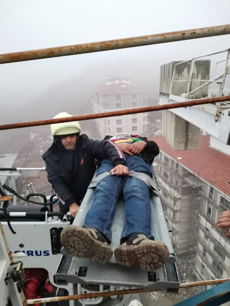 Kırılan vinçte yaralanan operatörü itfaiye kurtardı