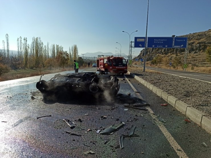 Yanan otomobilden son anda kurtarıldı