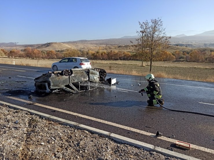 Yanan otomobilden son anda kurtarıldı