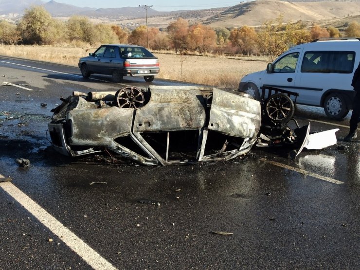 Yanan otomobilden son anda kurtarıldı