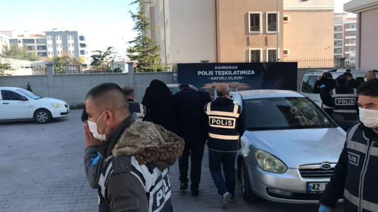 Tuzaklarına düşürdükleri kişilerin otomobillerini sattılar