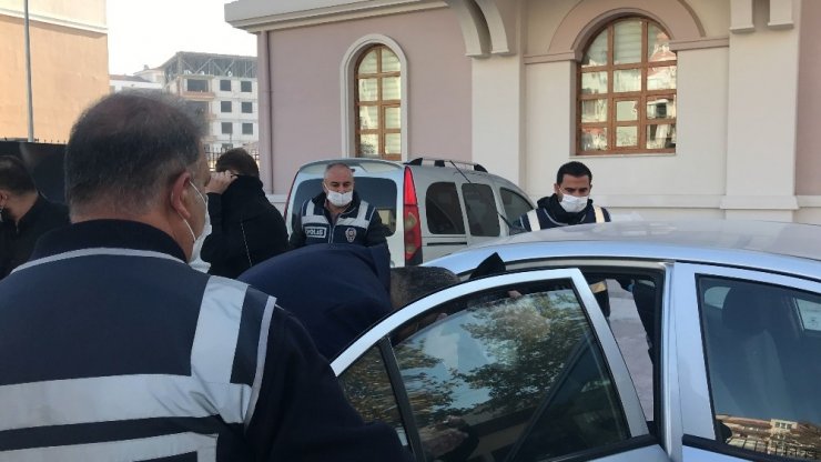 Tuzaklarına düşürdükleri kişilerin otomobillerini sattılar