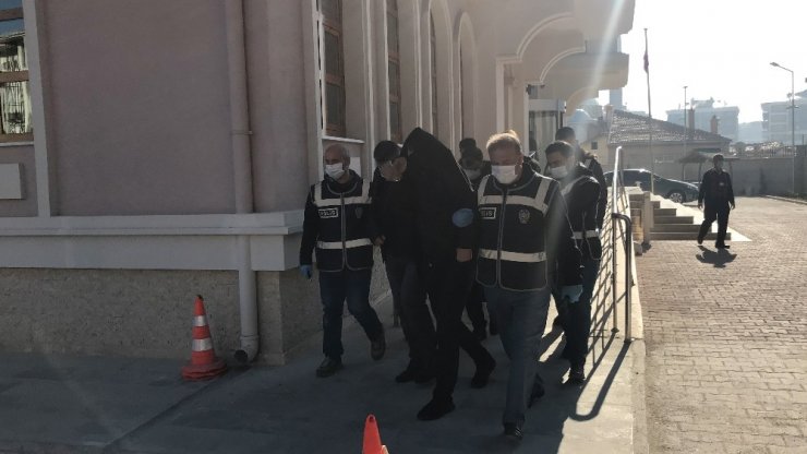 Tuzaklarına düşürdükleri kişilerin otomobillerini sattılar