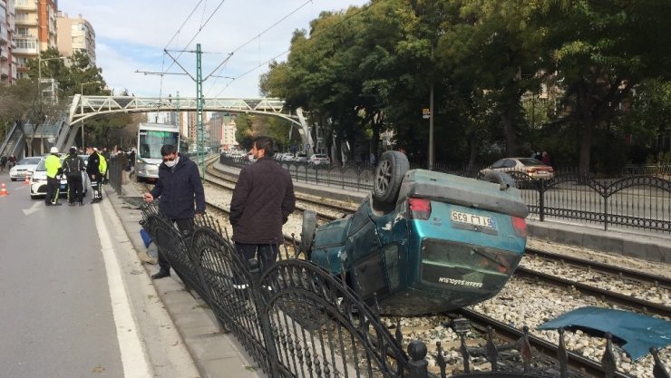 Konya’da otomobil tramvay yoluna takla attı