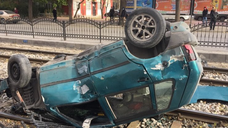 Konya’da otomobil tramvay yoluna takla attı