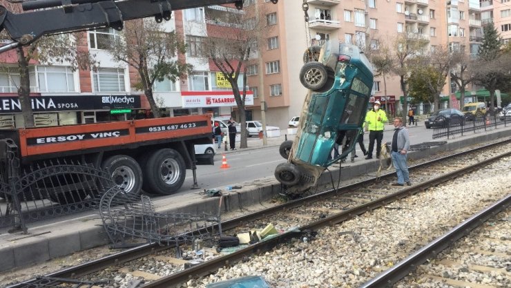 Konya’da otomobil tramvay yoluna takla attı