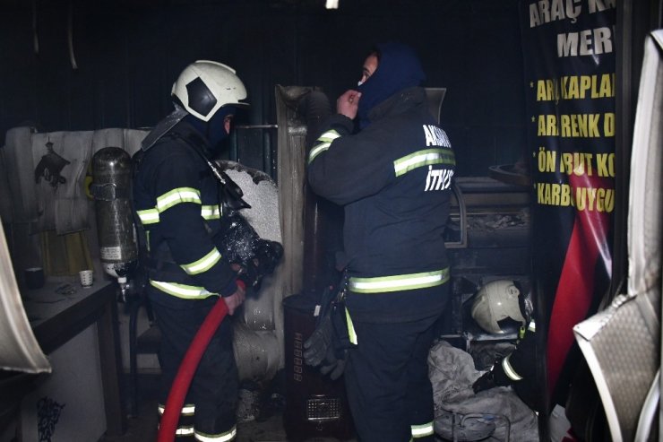 Sobadan düşen alevli karton dükkanı yaktı