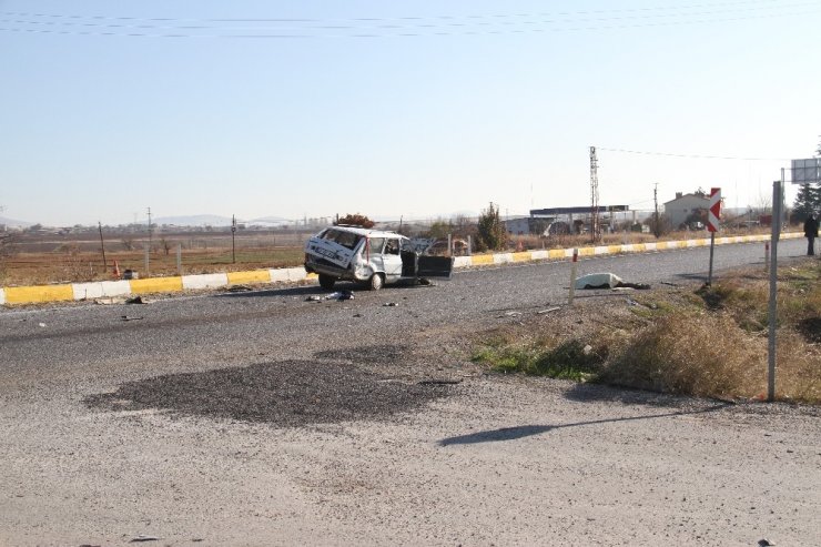 Minibüsle otomobil çarpıştı: 1 ölü, 3 yaralı