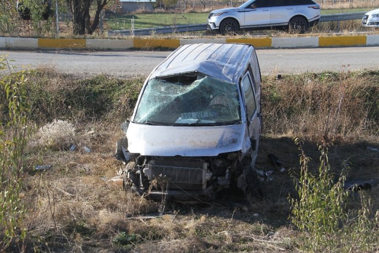 Minibüsle otomobil çarpıştı: 1 ölü, 3 yaralı
