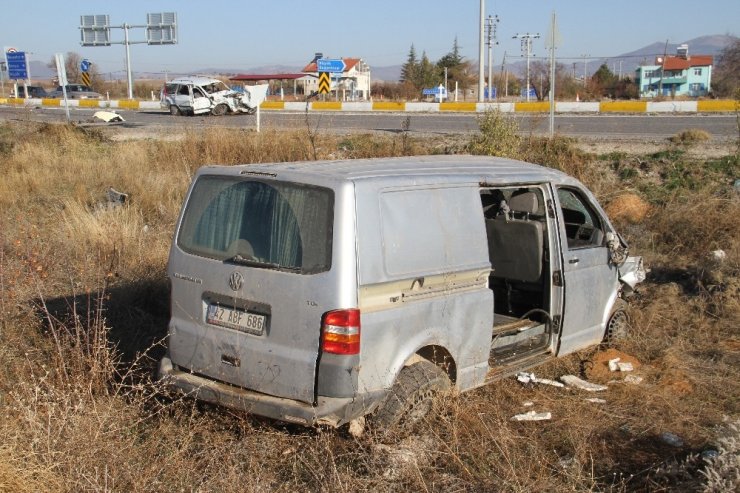 Minibüsle otomobil çarpıştı: 1 ölü, 3 yaralı