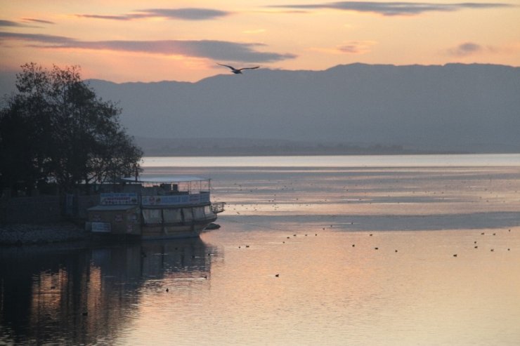 Beyşehir Gölü’nde kartpostallık gün batımı