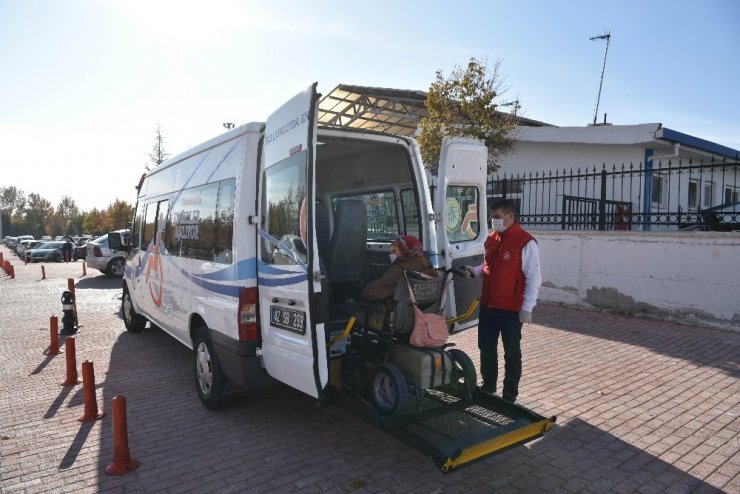Belediye 10 yıldır engelini aşmasına yardımcı oluyor