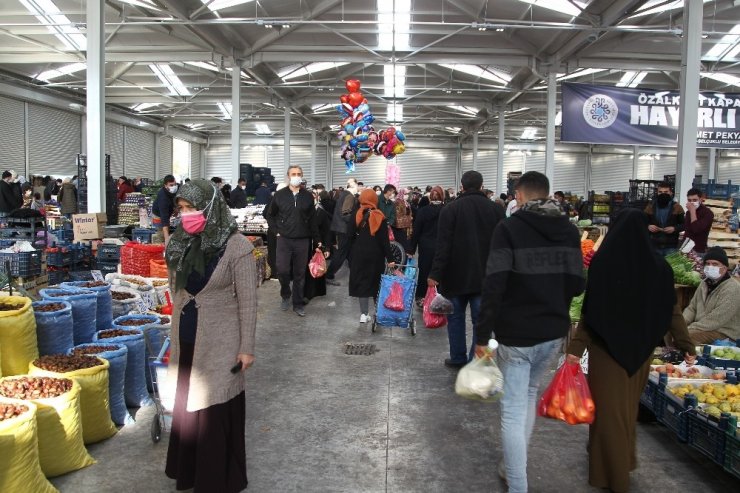 Konya’da kısıtlama öncesi semt pazarlarında yoğunluk