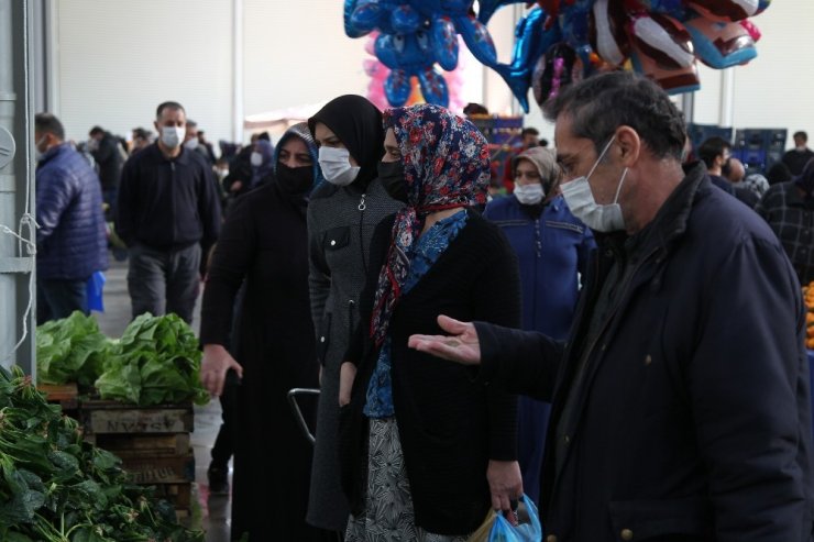 Konya’da kısıtlama öncesi semt pazarlarında yoğunluk