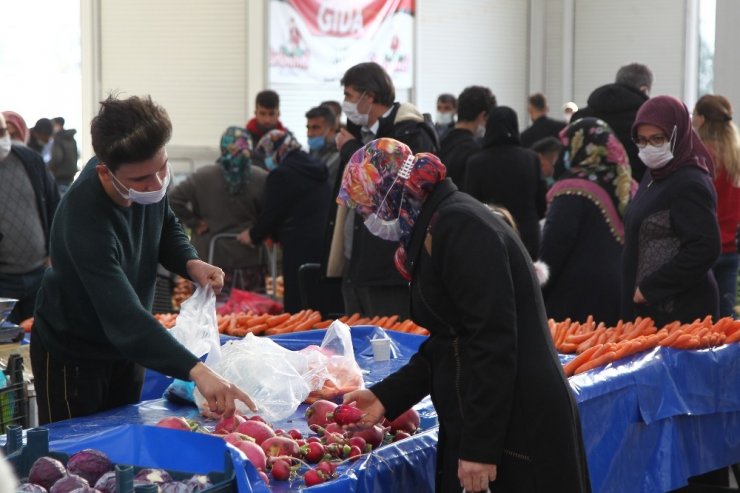 Konya’da kısıtlama öncesi semt pazarlarında yoğunluk