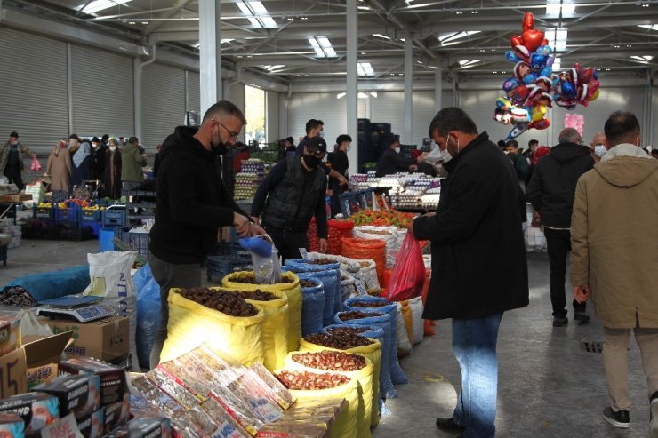Konya’da kısıtlama öncesi semt pazarlarında yoğunluk