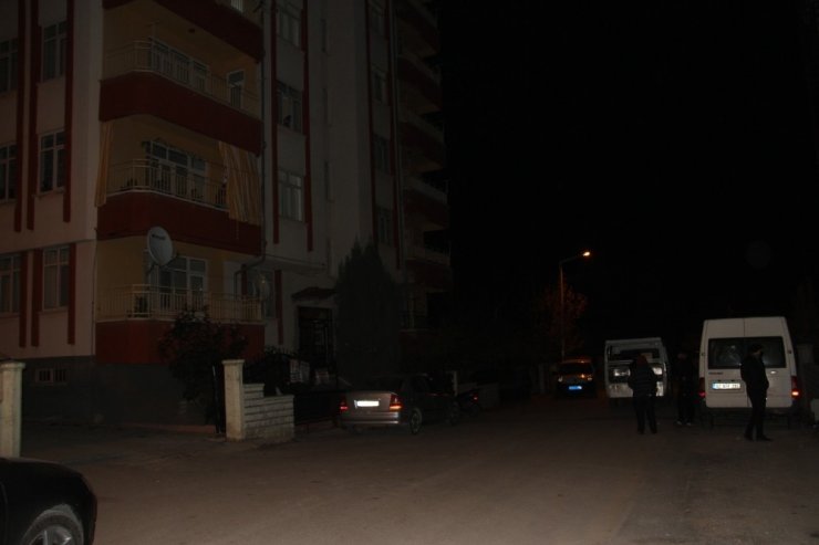 4 aylık eşini boğazından bıçaklayarak öldürdü