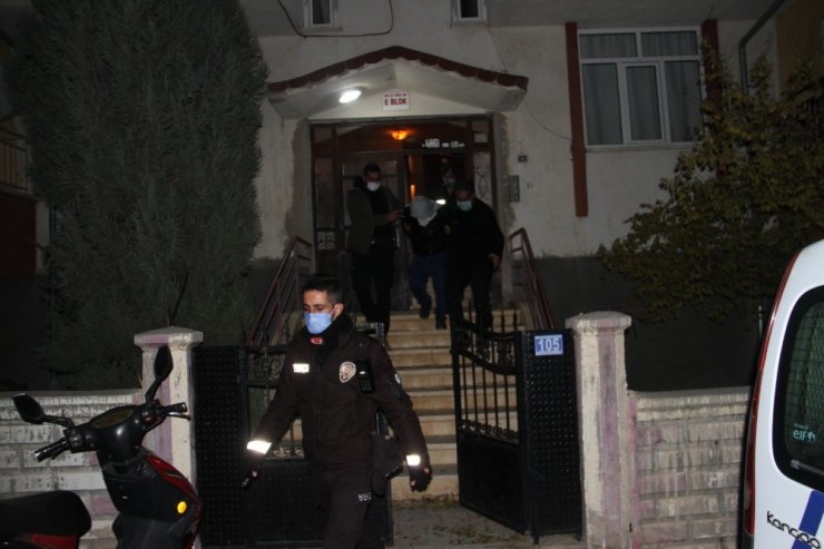 4 aylık eşini boğazından bıçaklayarak öldürdü