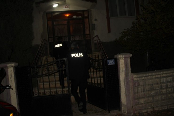 4 aylık eşini boğazından bıçaklayarak öldürdü