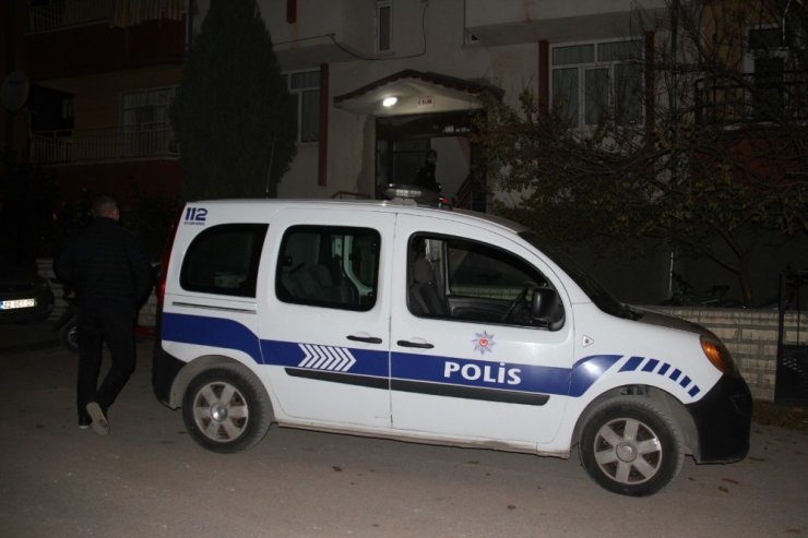 4 aylık eşini boğazından bıçaklayarak öldürdü