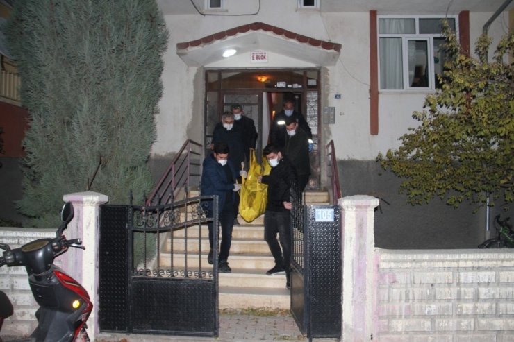 4 aylık eşini boğazından bıçaklayarak öldürdü