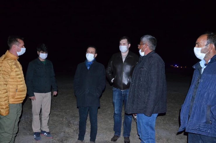 Sazlık alandaki toprak yanması ve duman yerinde incelendi
