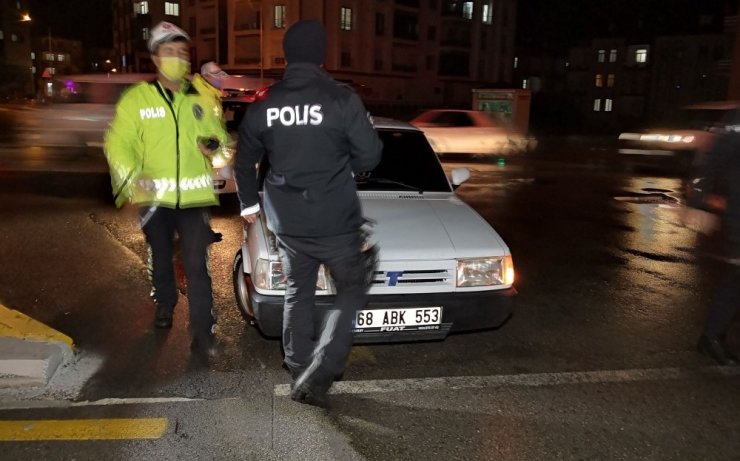 Kısıtlamaya uymayan maskesiz alkollü sürücü basına saldırdı, polisi iterek tehdit etti