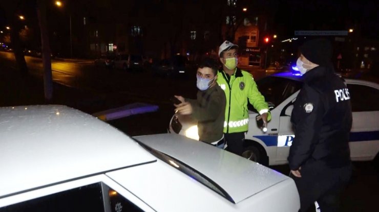 Kısıtlamaya uymayan maskesiz alkollü sürücü basına saldırdı, polisi iterek tehdit etti