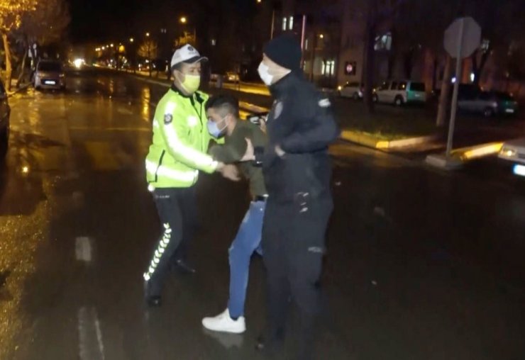 Kısıtlamaya uymayan maskesiz alkollü sürücü basına saldırdı, polisi iterek tehdit etti