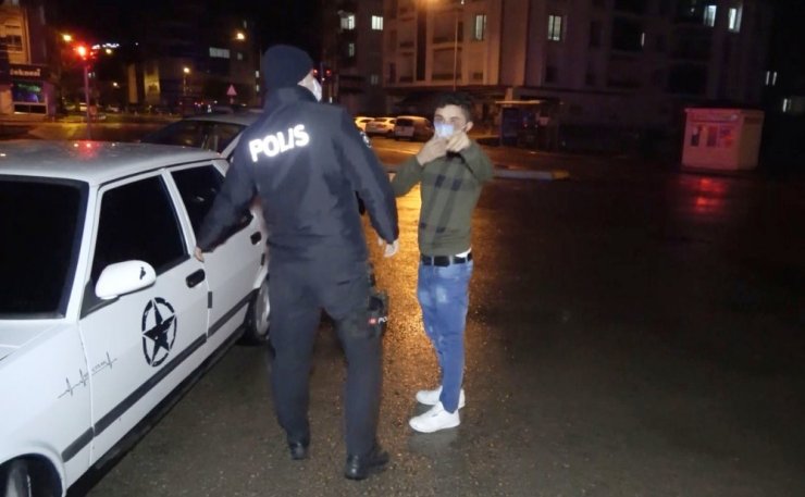 Kısıtlamaya uymayan maskesiz alkollü sürücü basına saldırdı, polisi iterek tehdit etti