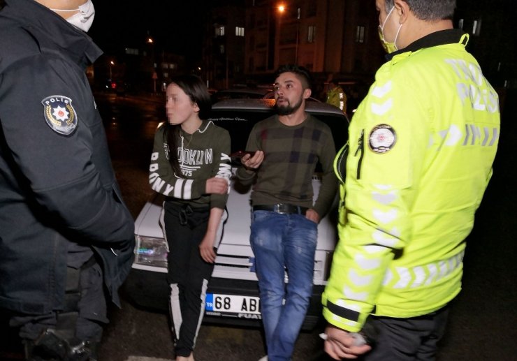Kısıtlamaya uymayan maskesiz alkollü sürücü basına saldırdı, polisi iterek tehdit etti