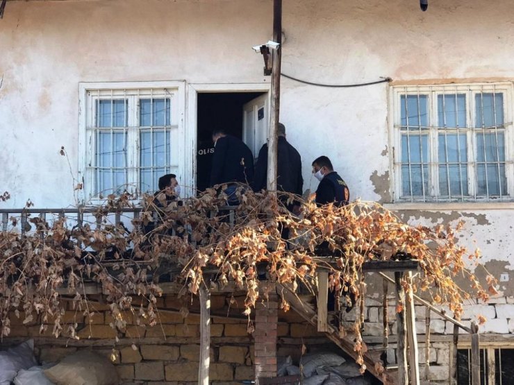 Avukat evinde ölü bulundu