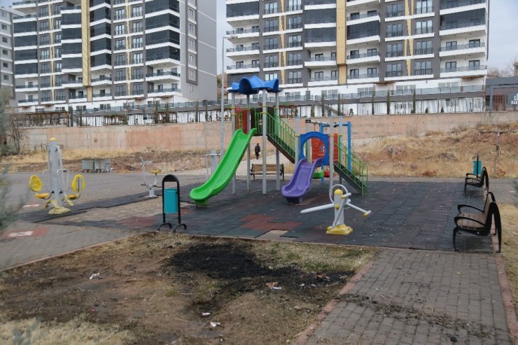 Aksaray’da oyun parkının zeminlerini sökerek yaktılar