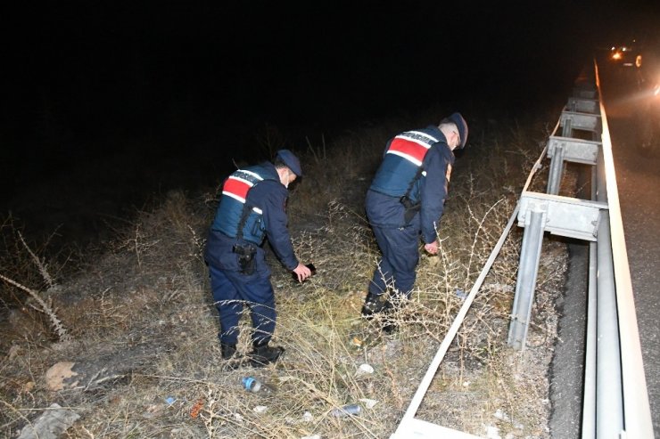 Tüfekten çıkan saçmalar Nevşehir Belediye Başkanı Arı’nın aracına isabet etti
