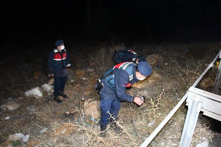 Tüfekten çıkan saçmalar Nevşehir Belediye Başkanı Arı’nın aracına isabet etti