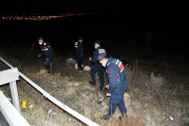 Tüfekten çıkan saçmalar Nevşehir Belediye Başkanı Arı’nın aracına isabet etti