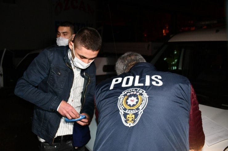Araçla polisten kaçan maskesiz gençler alkollü çıktı