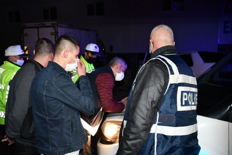Araçla polisten kaçan maskesiz gençler alkollü çıktı