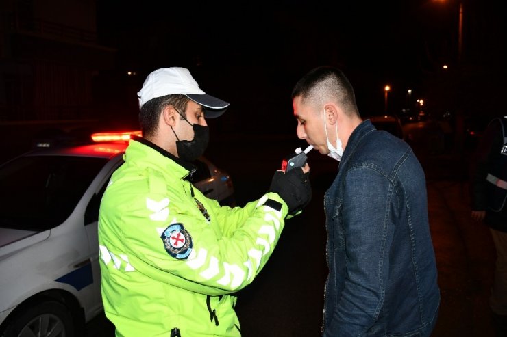 Araçla polisten kaçan maskesiz gençler alkollü çıktı